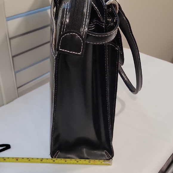 McKlein Sleek Black Leather Briefcase/Laptop Bag - Picture 5 of 11